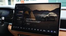 Infotainment-Display eines Elektroautos zeigt Camping-Modus mit V2L-Funktion