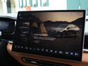 Infotainment-Display eines Elektroautos zeigt Camping-Modus mit V2L-Funktion