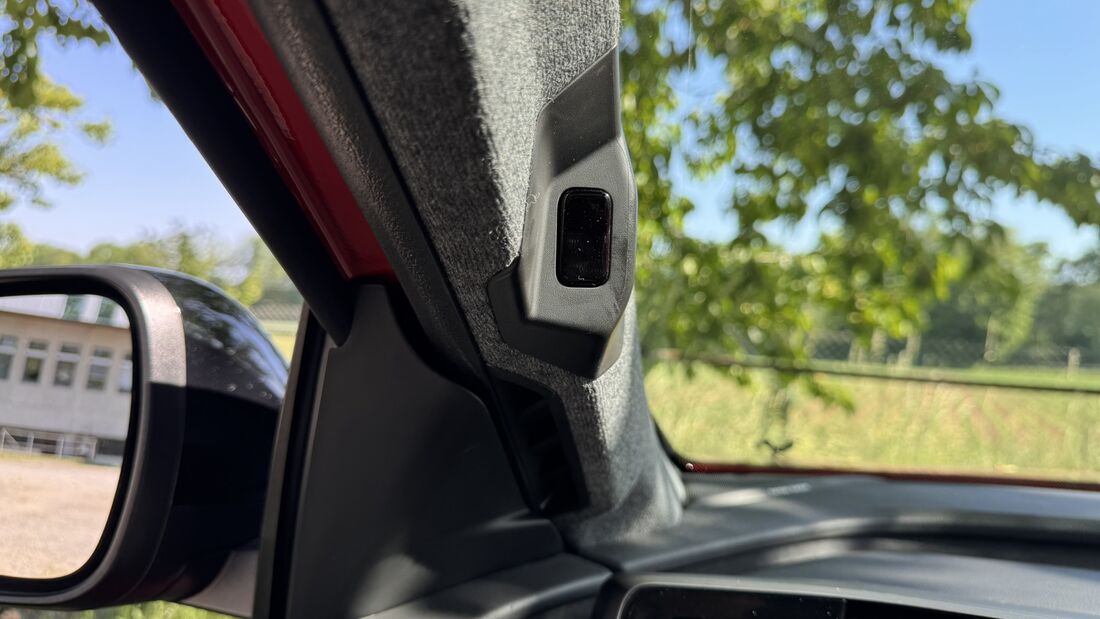 Innenkamera oder Sensorik am Dachbereich des Mitsubishi Eclipse Cross nahe der Frontscheibe.