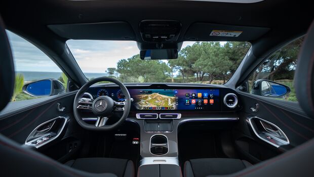 Innenraum der elektrischen Mercedes C-Klasse mit digitalem Cockpit und zentralem Display