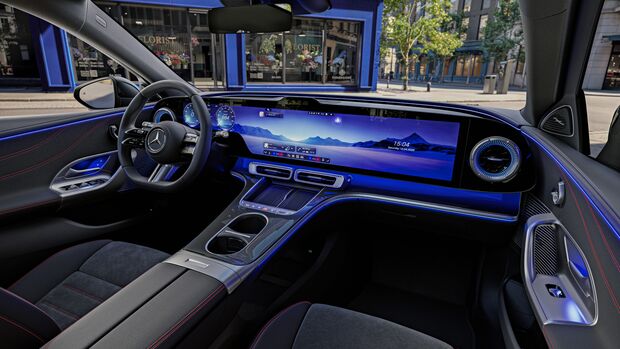 Innenraum der vollelektrischen Mercedes C-Klasse mit großem Panoramadisplay und Ambientebeleuchtung.
