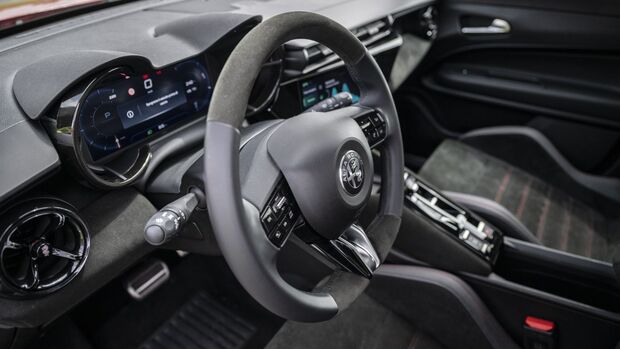 Innenraum des Alfa Romeo Junior Veloce mit Lenkrad und digitalem Display