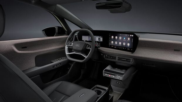 Innenraum des Audi A2 mit Lenkrad, digitalem Kombiinstrument und zentralem Infotainment-Display.