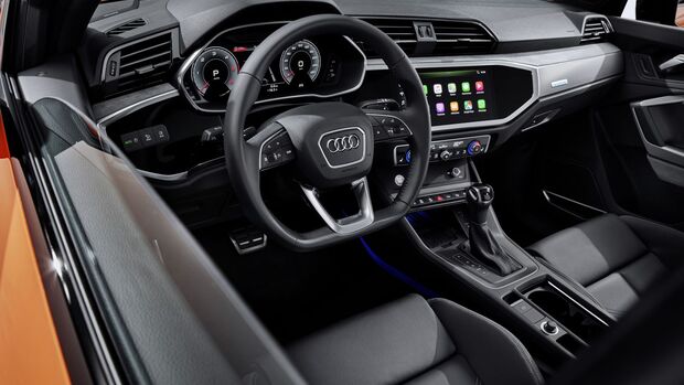 Innenraum des Audi Q3 mit Cockpit, Lenkrad, digitalem Kombiinstrument und Infotainmentdisplay