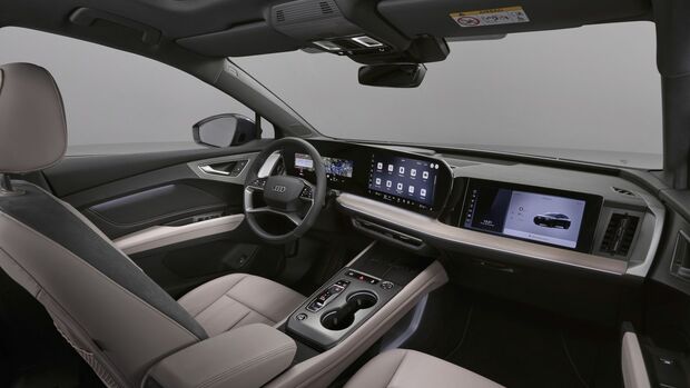 Innenraum des Audi Q4 e-tron mit digitalem Cockpit und Zentraldisplay