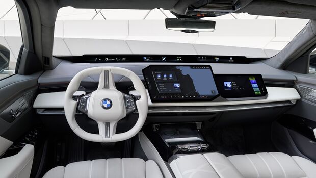 Innenraum des BMW 7er Facelift mit digitalem Cockpit, großem Display und Lenkrad