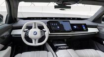Innenraum des BMW 7er Facelift mit digitalem Cockpit, großem Display und Lenkrad