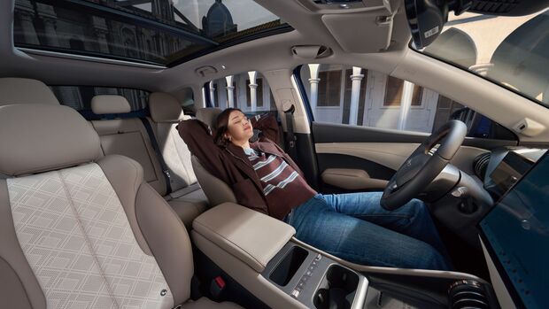 Innenraum des BYD Atto 3 Evo Excellence mit Panorama-Glasdach und Vordersitzen.