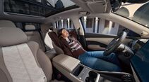 Innenraum des BYD Atto 3 Evo Excellence mit Panorama-Glasdach und Vordersitzen.
