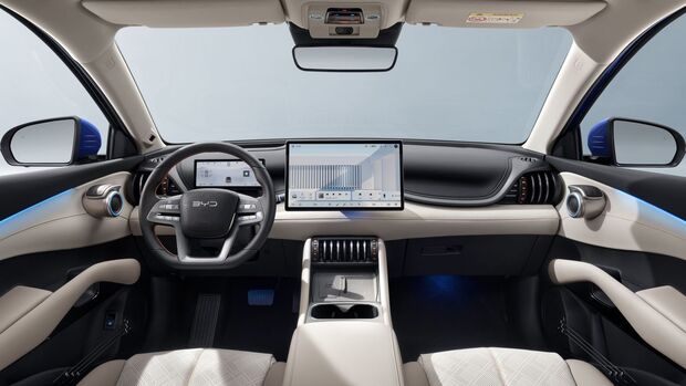 Innenraum des BYD Atto 3 Evo Excellence mit digitalem Cockpit und großem Zentraldisplay.