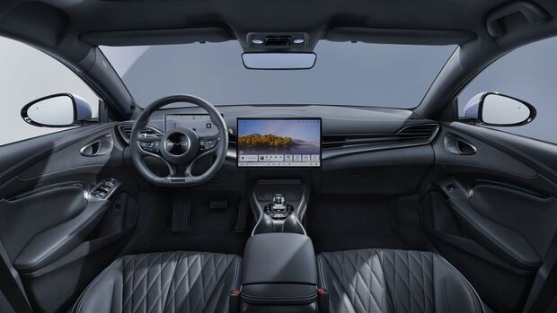 Innenraum des BYD Seal 2026 mit digitalem Kombiinstrument und zentralem Touchscreen.