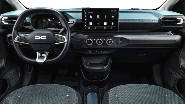Innenraum des Dacia Spring mit Lenkrad, digitalem Kombiinstrument, zentralem Touchscreen und Armaturenbrett.