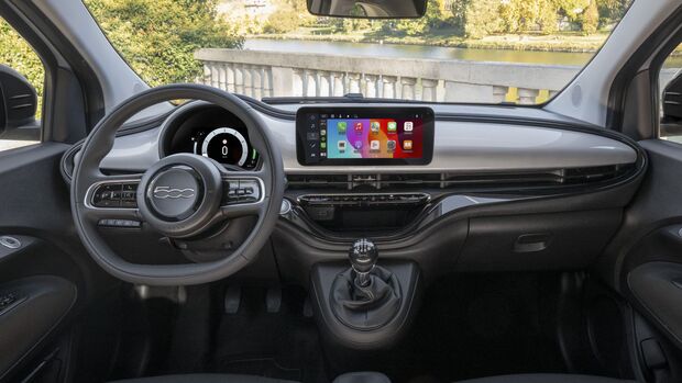 Innenraum des Fiat 500 Hybrid mit digitalem Kombiinstrument und 10,25-Zoll-Touchscreen.