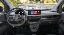 Innenraum des Fiat 500 Hybrid mit digitalem Kombiinstrument und 10,25-Zoll-Touchscreen.