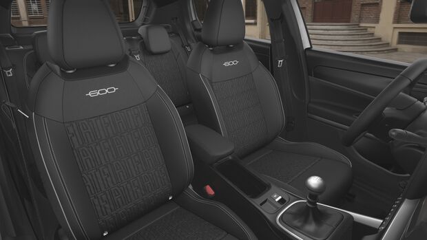 Innenraum des Fiat 600 Benziner mit Vordersitzen und Mittelkonsole.