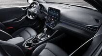 Innenraum des Hyundai Ioniq 3 mit digitalem Cockpit, zentralem Touchscreen, Automatikgetriebe und schwarzen Sitzen