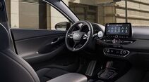 Innenraum des Hyundai i30 mit Cockpit, Lenkrad, Mittelkonsole und Infotainment-Display.