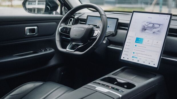 Innenraum des Jaecoo 7 SHS mit digitalem Kombiinstrument und grossem Touchdisplay