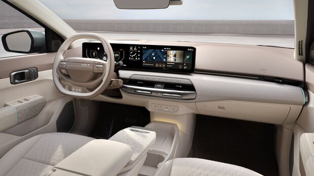 Innenraum des Kia EV4 mit digitalem Cockpit, breitem Display und hellem Armaturenbrett.