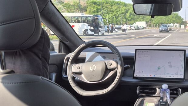 Innenraum des Leapmotor B05 mit Lenkrad und zentralem Touchscreen-Display