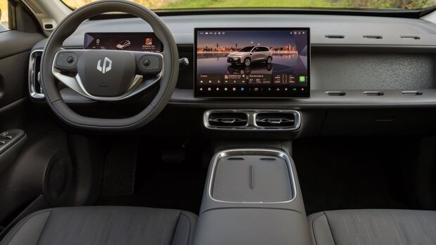 Innenraum des Leapmotor B10 mit Lenkrad, digitalem Kombiinstrument und großem Zentraldisplay