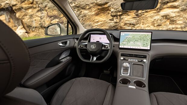 Innenraum des MG S6 EV mit Lenkrad und zentralem Display