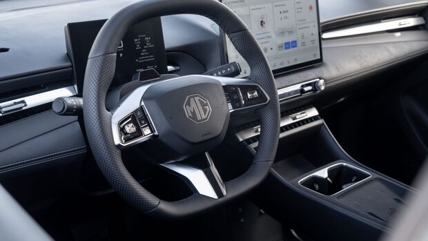 Innenraum des MG4 EV Urban Luxury mit Lenkrad, digitalem Fahrerdisplay, zentralem Touchscreen und Mittelkonsole.