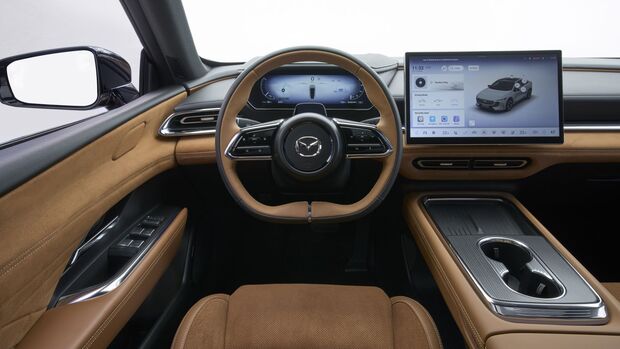 Innenraum des Mazda 6e mit digitalem Kombiinstrument und Zentraldisplay