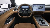 Innenraum des Mazda 6e mit digitalem Kombiinstrument und Zentraldisplay