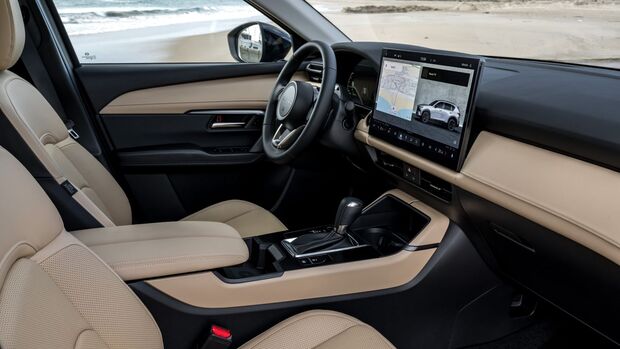 Innenraum des Mazda CX-5 mit Digitaldisplay, Lenkrad und Mittelkonsole