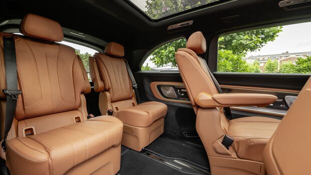 Innenraum des Mercedes-Benz VLE mit sechs Einzelsitzen, Panoramadach und brauner Lederausstattung.