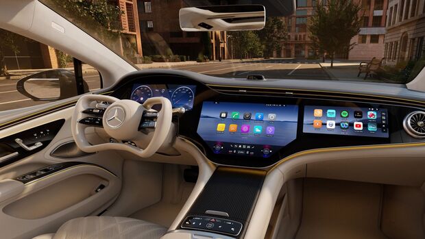 Innenraum des Mercedes EQS mit großem Display und digitalem Cockpit