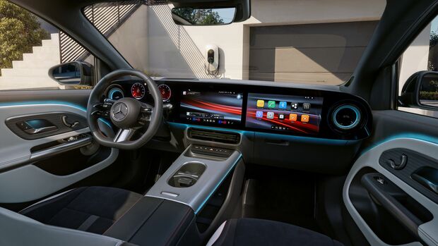 Innenraum des Mercedes GLA mit digitalem Cockpit, Infotainment-Display und Ambientebeleuchtung.
