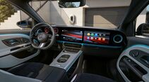 Innenraum des Mercedes GLA mit digitalem Cockpit, Infotainment-Display und Ambientebeleuchtung.