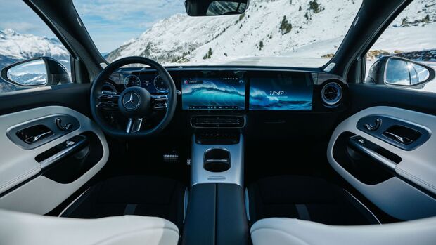 Innenraum des Mercedes GLB mit MBUX-Superscreen und digitalem Cockpit.