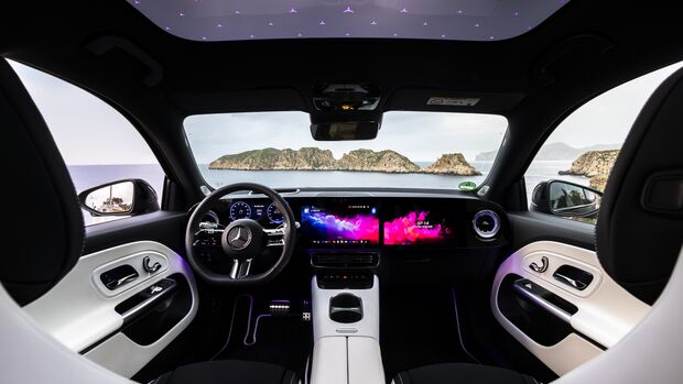 Innenraum des Mercedes GLB mit digitalem Cockpit und Ambientebeleuchtung