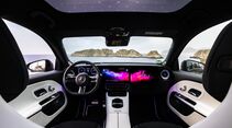 Innenraum des Mercedes GLB mit digitalem Cockpit und Ambientebeleuchtung