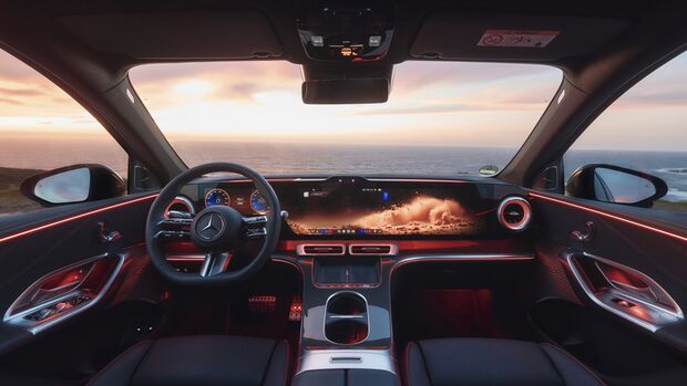 Innenraum des Mercedes GLC mit EQ-Technologie mit digitalem Cockpit und Ambientebeleuchtung