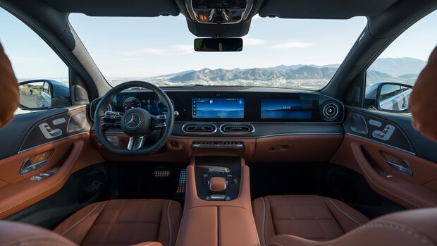 Innenraum des Mercedes GLE mit digitalem Cockpit, Lenkrad und breitem Display