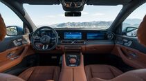 Innenraum des Mercedes GLE mit digitalem Cockpit, Lenkrad und breitem Display
