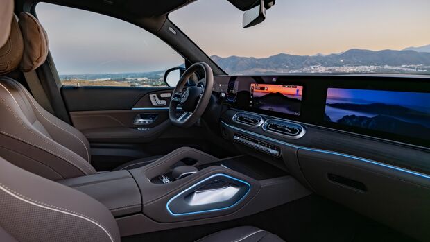 Innenraum des Mercedes GLS mit Cockpit, Display und Mittelkonsole