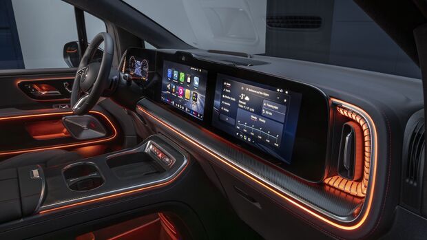 Innenraum des Mercedes VLE mit digitalem Cockpit, grossem Zentraldisplay und beleuchteten Zierelementen.