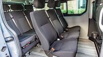 Innenraum des Nissan Primastar FlexVan mit modular verschiebbaren Einzelsitzen in zwei Reihen und Schienensystem im Fahrzeugboden.