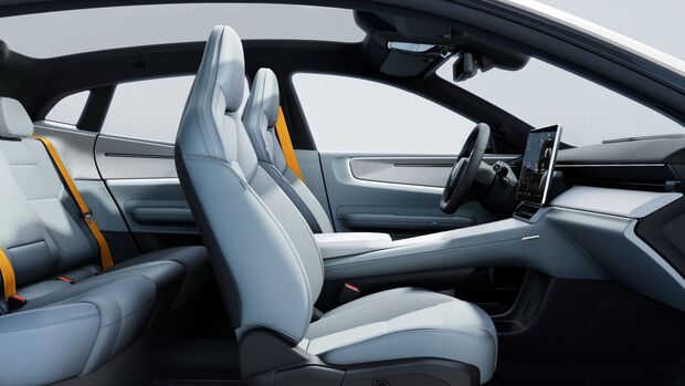 Innenraum des Polestar 4 mit Vordersitzen, Ruecksitzen und Panoramadach