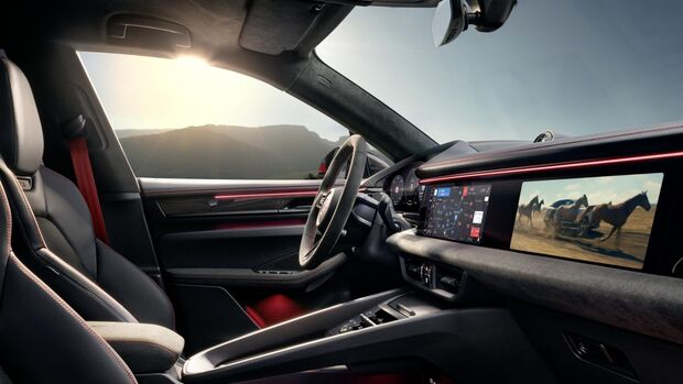 Innenraum des Porsche Macan GTS mit digitalem Cockpit und breitem Zentraldisplay