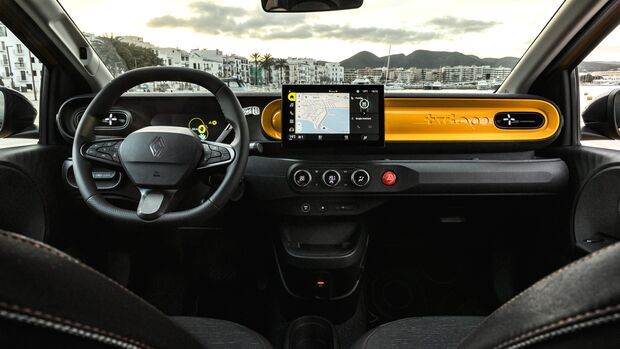 Innenraum des Renault Twingo E-Tech mit Lenkrad, Display und Armaturenbrett