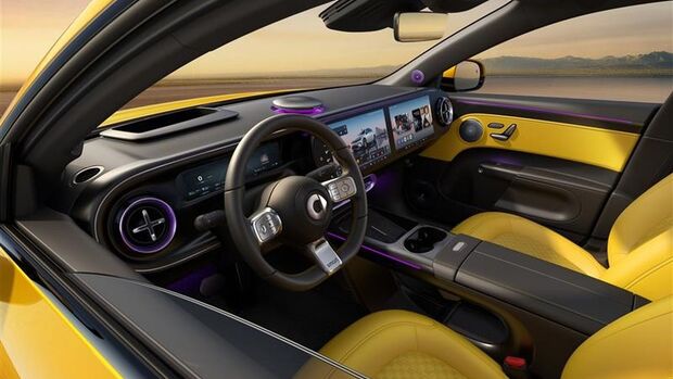Innenraum des Smart #6 mit Lenkrad, Displays und gelben Sitzen