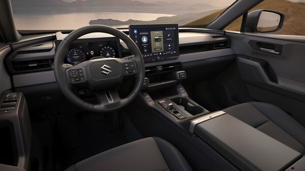 Innenraum des Suzuki Across mit Cockpit, Lenkrad, digitalem Kombiinstrument und zentralem Infotainment-Display.