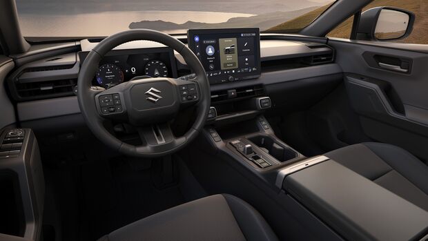 Innenraum des Suzuki Across mit Lenkrad, digitalem Kombiinstrument, zentralem Touchscreen, Mittelkonsole und Vordersitzen.