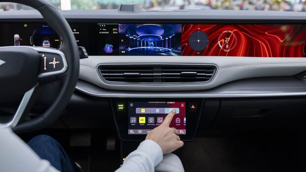 Innenraum des Togg T10X mit digitalem Cockpit und großflächigem Infotainment-Display.